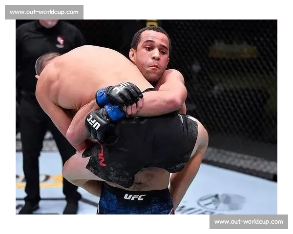 机械战警左平勾暴力催眠赫尔曼森！UFC 317 副赛上演教科书级终结