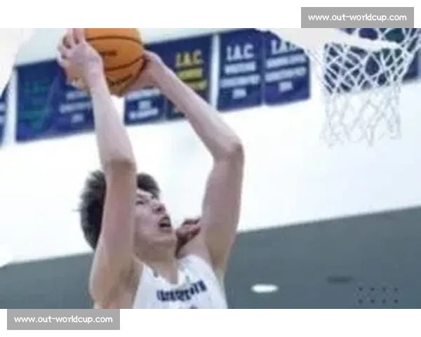 郇斯楠 20 分钟 5 帽！护框如铁闸引爆全场