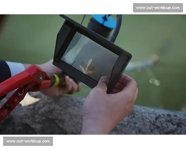 颐和园 “打捞神器” 3 分钟捞起落水手机 游客惊喜发现仍可使用 颐和园 “打捞神器” 3 分钟捞起落水手机 游客惊喜发现仍可使用