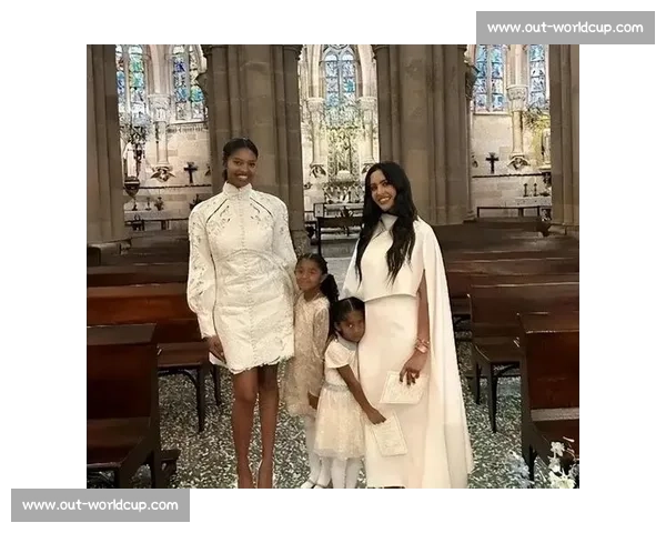 瓦妮莎晒科比旧照，三女儿公园同框，小女儿神似父亲